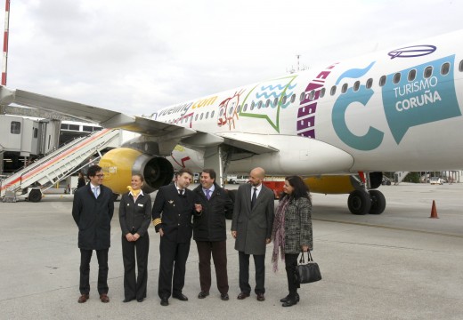 Presentación do avión vinilado de Vueling co logo do Concello e pictogramas de Turismo da Coruña
